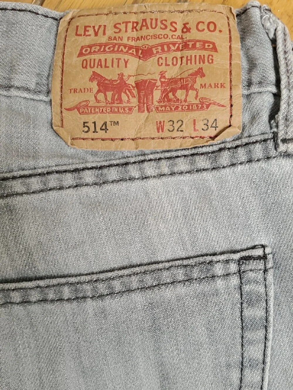 Levi's Slim Straight Jeans in Light Gray Wash